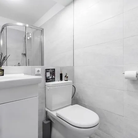 Park View With Private Parking Wi-fi & Outdoorgym *